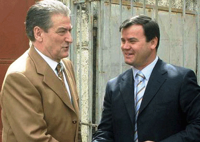 Nikolla i “djegur” bën një zbulim të ri paranojak: Partia e re e Rudinës u themelua në zyrën e Ramës Nikolla i “djegur” bën një zbulim të ri paranojak: Partia e re e Rudinës u themelua në zyrën e Ramës