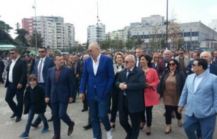 Humori i Ramës për “tre” Ditët e Verës: Një për “Lalën”, një për “Lalin” dhe një për…Lulin (Video) Humori i Ramës për “tre” Ditët e Verës: Një për “Lalën”, një për “Lalin” dhe një për…Lulin (Video)