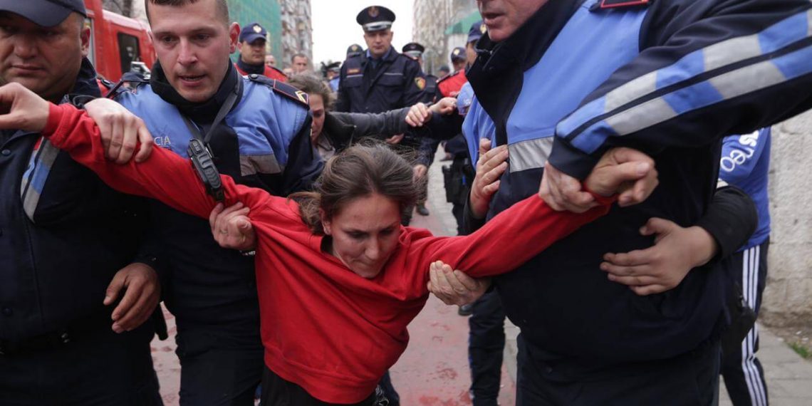 “Katrahurja” te “Petro Nini”/ Dhoma Kombëtare akuzon përmbaruesin: Nuk përfaqëson figurën tonë duke u bërë palë me dhunën e njerëzve të klientit, dështim i madh! “Katrahurja” te “Petro Nini”/ Dhoma Kombëtare akuzon përmbaruesin: Nuk përfaqëson figurën tonë duke u bërë palë me dhunën e njerëzve të klientit, dështim i madh!