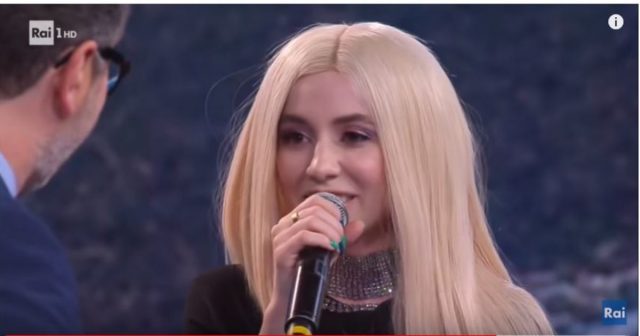 Këngëtarja me famë botërore e thotë publikisht se është shqiptare (Video) Këngëtarja me famë botërore e thotë publikisht se është shqiptare (Video)