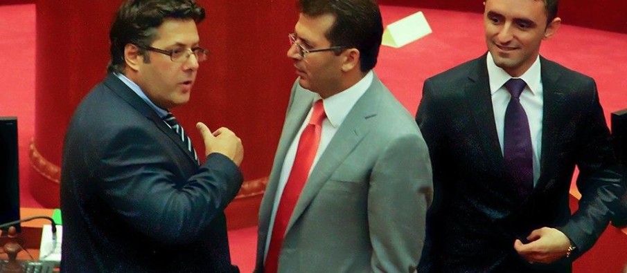 Sa shpejt u bë pis Ylli i Mediut dhe i Likes! Si e bleu LSI deputetin e Mediut me “probleme” pasi ai kaloi dekriminalizimin?! Sa shpejt u bë pis Ylli i Mediut dhe i Likes! Si e bleu LSI deputetin e Mediut me “probleme” pasi ai kaloi dekriminalizimin?!