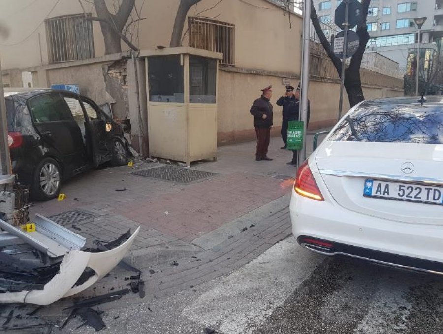 FOTOT/ Përplasen dy makina në ish-Bllok, “Golfi” përfundon në murin e ambasadës ruse FOTOT/ Përplasen dy makina në ish-Bllok, “Golfi” përfundon në murin e ambasadës ruse