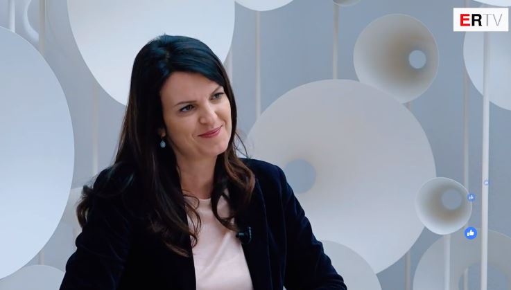 Balta e opozitës për studenten e punësuar, reagon Drejtoresha e DAP: Kriteri i përzgjedhjes është vetëm mesatarja, lehtësisht e verifikueshme renditja e saj në listë Balta e opozitës për studenten e punësuar, reagon Drejtoresha e DAP: Kriteri i përzgjedhjes është vetëm mesatarja, lehtësisht e verifikueshme renditja e saj në listë