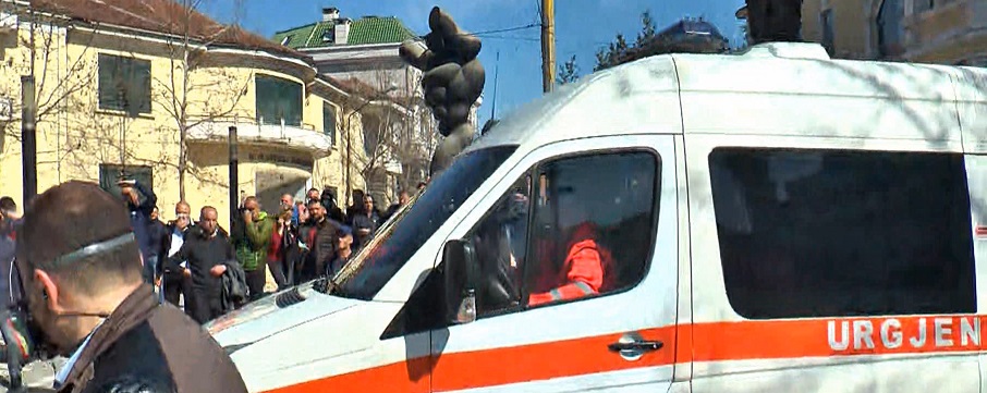 Pasi goditën policinë, militantët e PD-LSI godasin ambulancën Pasi goditën policinë, militantët e PD-LSI godasin ambulancën