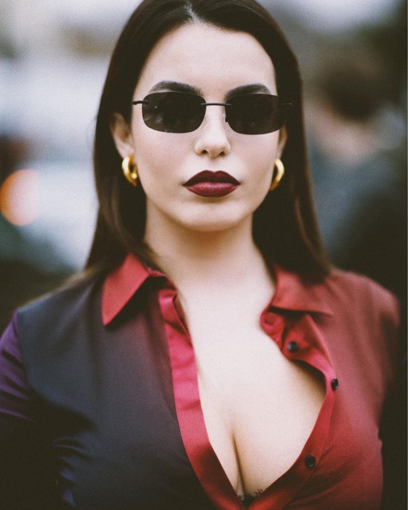 FOTO/ Berisha gati t’i vërë flakën vendit për “hallet” e shqiptarëve, Armina rrugëve të Parisit me gjoksin jashtë FOTO/ Berisha gati t’i vërë flakën vendit për “hallet” e shqiptarëve, Armina rrugëve të Parisit me gjoksin jashtë