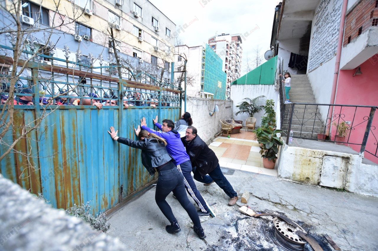 Konflikti për pronën tek Liqeni, Ministri Lleshaj reagon ashpër për situatën e krijuar mes përmbarimit, banorëve dhe policisë Konflikti për pronën tek Liqeni, Ministri Lleshaj reagon ashpër për situatën e krijuar mes përmbarimit, banorëve dhe policisë
