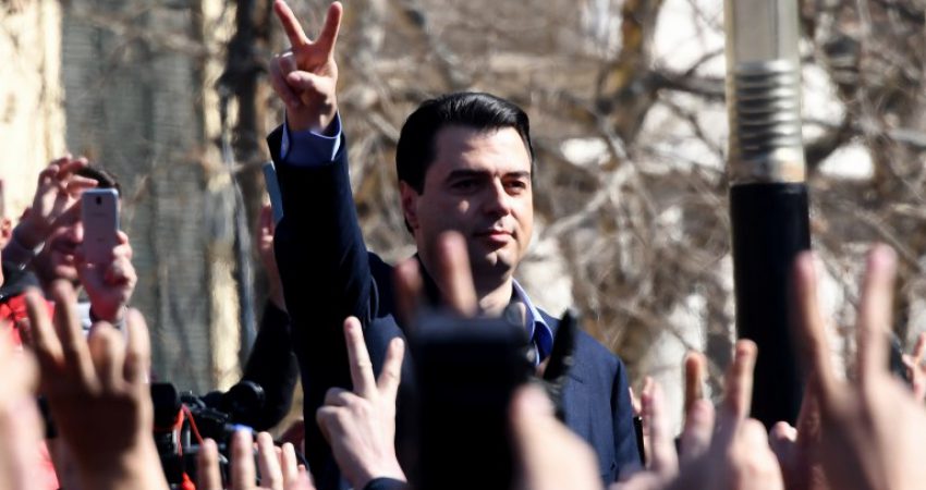 A po i bën gati Basha kandidatët për kryebashkiakë?! “Rrena” e vjetër e Lulit: Nga nesër formularët online për seleksionimet! A po i bën gati Basha kandidatët për kryebashkiakë?! “Rrena” e vjetër e Lulit: Nga nesër formularët online për seleksionimet!