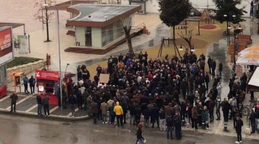 FOTOLAJM/ Kjo është mbështetja e Lulzim Bashës në Berat: Kjo është armata e njerëzve që do të rrëzojnë Ramën?! FOTOLAJM/ Kjo është mbështetja e Lulzim Bashës në Berat: Kjo është armata e njerëzve që do të rrëzojnë Ramën?!