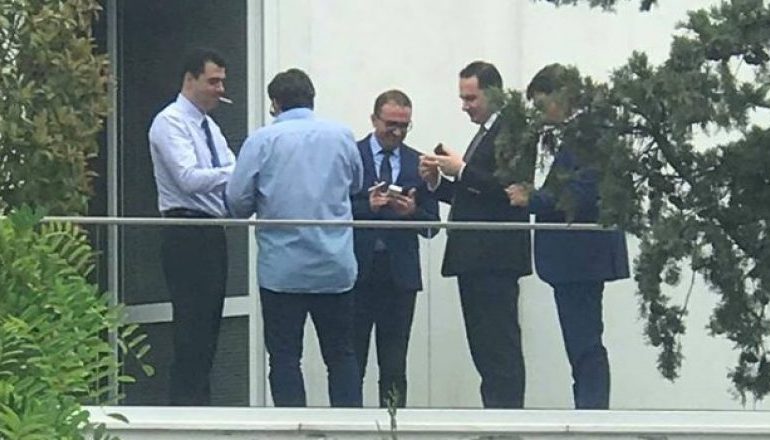 PD-LSI plan me kastraveca dhe qofte në duar për të qëndruar 2 ditë para Kryeministrisë: Klanet e Berishës presion në bazë për të shkuar tek revoltat PD-LSI plan me kastraveca dhe qofte në duar për të qëndruar 2 ditë para Kryeministrisë: Klanet e Berishës presion në bazë për të shkuar tek revoltat