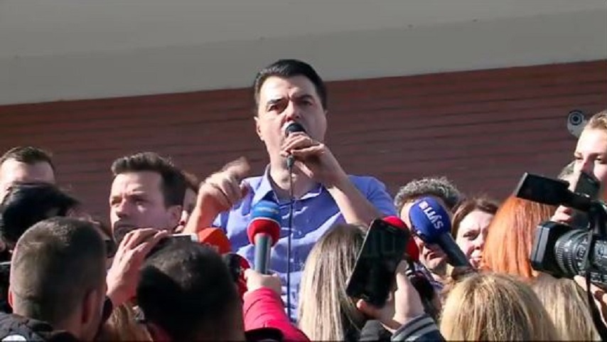 Deklarata e turpshme e Ish-Ministrit të Brendshëm Lulzim Basha, i quajti policët horra: Atyre mos u ktheni faqen tjetër, por bjeruni mbrapsht! Deklarata e turpshme e Ish-Ministrit të Brendshëm Lulzim Basha, i quajti policët horra: Atyre mos u ktheni faqen tjetër, por bjeruni mbrapsht!