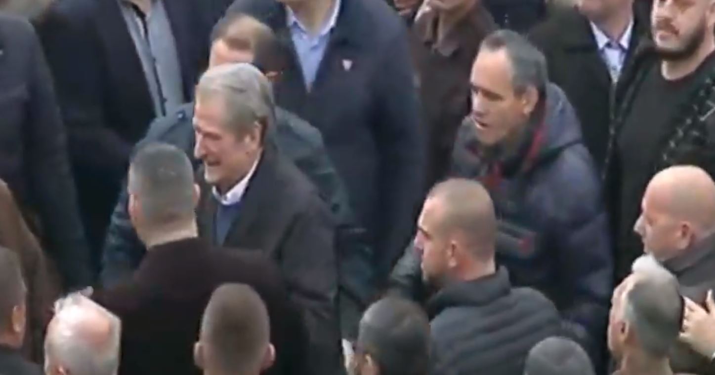 Berisha braktis protestën pa filluar mirë: U ndje keq, apo po i vjen Jebrail Emini! Berisha braktis protestën pa filluar mirë: U ndje keq, apo po i vjen Jebrail Emini!