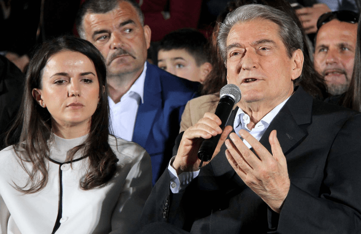 Berisha hakmerret ndaj Azem Hajdarit, presion vajzës për mandatin, nxjerr ish- ambasadorin që i përmend vrasjen e të atit Berisha hakmerret ndaj Azem Hajdarit, presion vajzës për mandatin, nxjerr ish- ambasadorin që i përmend vrasjen e të atit