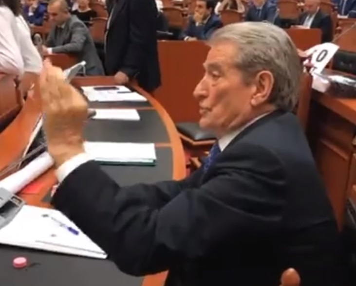 VIDEO/ Kur Sali Berisha në 2015 e quante braktisjen e parlamentit koncept monist dhe allogjizëm të humbjes totale… VIDEO/ Kur Sali Berisha në 2015 e quante braktisjen e parlamentit koncept monist dhe allogjizëm të humbjes totale…