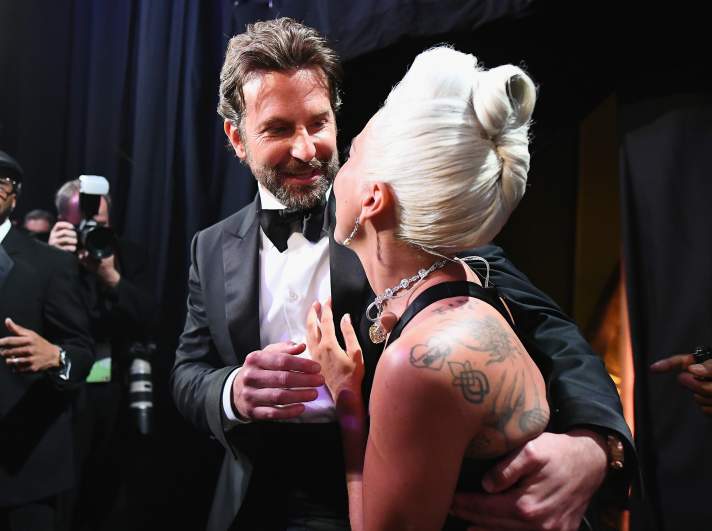 FOTO/ Çfarë është ky buzëkuq? Plasin polemikat për Lady Gaga dhe Bradley Cooper FOTO/ Çfarë është ky buzëkuq? Plasin polemikat për Lady Gaga dhe Bradley Cooper
