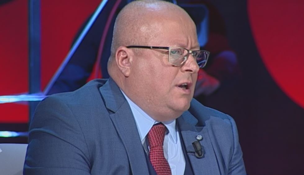 Ngjela tall avokatin i berishajve dhe Fazlliçit: Merr avokat nëse je në hall! Ngjela tall avokatin i berishajve dhe Fazlliçit: Merr avokat nëse je në hall!