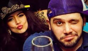 Urimi i veçantë i këngëtarit: Të gjitha kanë “vegël”, gjeni një femër me… Urimi i veçantë i këngëtarit: Të gjitha kanë “vegël”, gjeni një femër me…