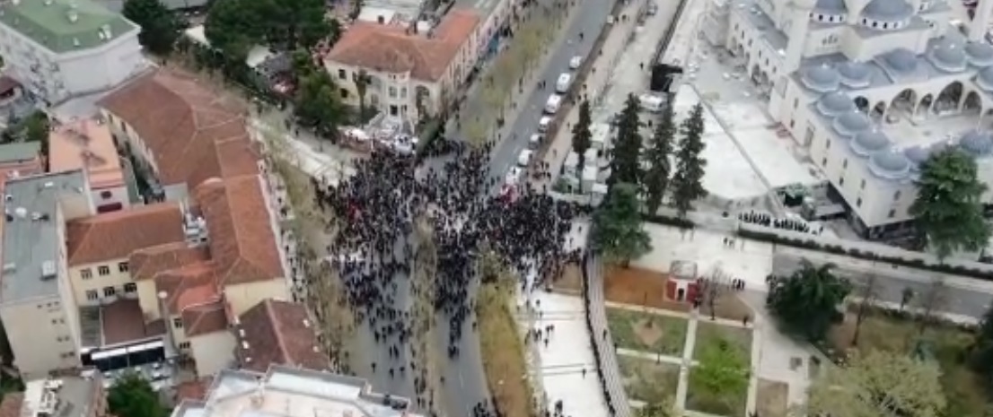 DRONI NUK GËNJEN/ Tkurren protestuesit, kjo është pjesëmarrja në protestën e Bashës dhe Kryemadhit DRONI NUK GËNJEN/ Tkurren protestuesit, kjo është pjesëmarrja në protestën e Bashës dhe Kryemadhit