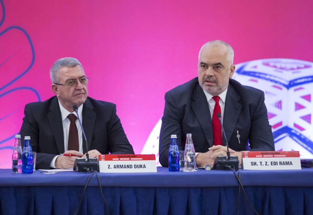 Armand Duka bën karagjozin në takimin me kryeministrin Rama, Olsi Rama nuk flet fare Armand Duka bën karagjozin në takimin me kryeministrin Rama, Olsi Rama nuk flet fare