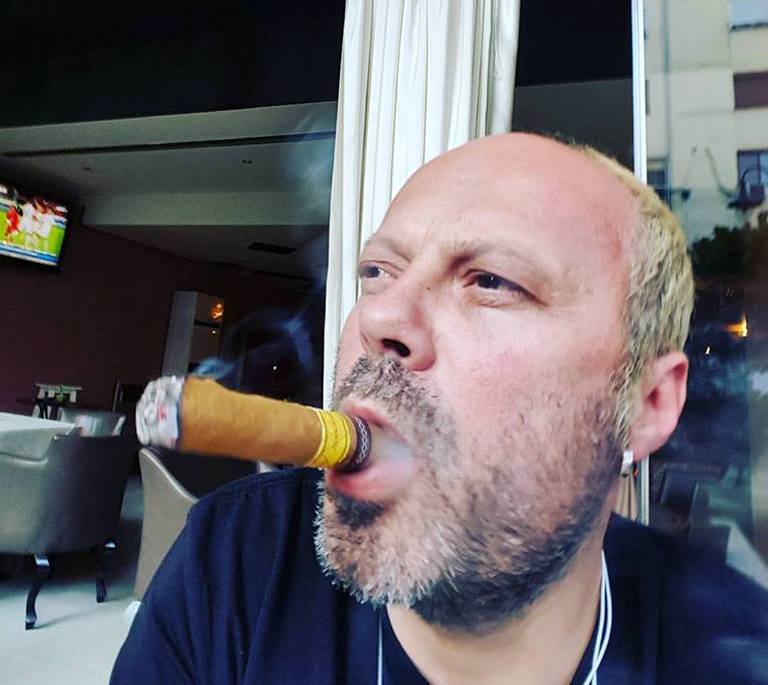 Këngtari “tap” me makinë sulmon policinë: “Erdhën 30 veta, shtetrrethim”, më sollën këtu në errësirë në Vaqarr se kisha pirë një gotë bre! (Video) Këngtari “tap” me makinë sulmon policinë: “Erdhën 30 veta, shtetrrethim”, më sollën këtu në errësirë në Vaqarr se kisha pirë një gotë bre! (Video)