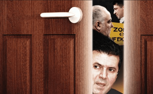 Dy fytyrat e Medi Gërdecit, gruan në ministrinë e Ramës, vetë proteston në shesh Dy fytyrat e Medi Gërdecit, gruan në ministrinë e Ramës, vetë proteston në shesh