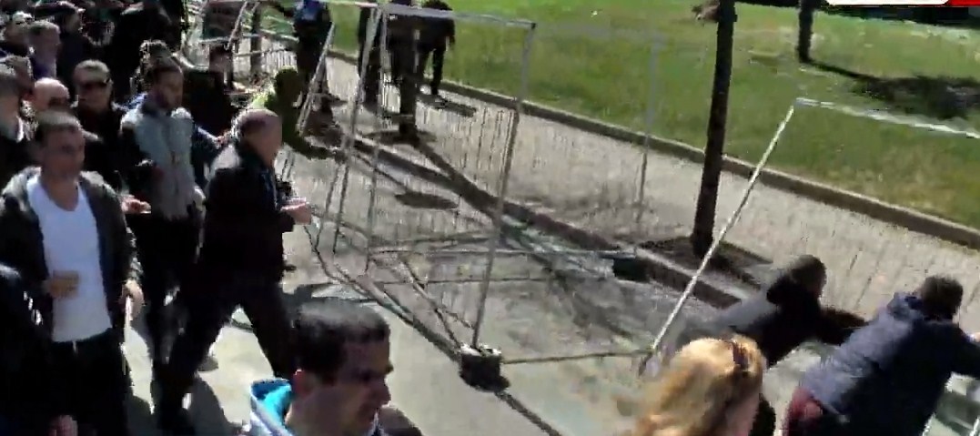 Militantët e PD dhe LSI nisin shkatërrimin, kësaj here e kanë me gardhin metalik pas Kryeministrisë Militantët e PD dhe LSI nisin shkatërrimin, kësaj here e kanë me gardhin metalik pas Kryeministrisë