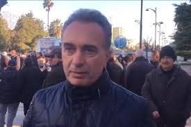 Trimërohet “luani” pa dhëmbë dhe kërcënon policinë para ndalimit për dhunë: “Unë jam Luan Baçi. Më q**shi nënën, mbajeni mend se çfarë do t’i u bëj! (Video) Trimërohet “luani” pa dhëmbë dhe kërcënon policinë para ndalimit për dhunë: “Unë jam Luan Baçi. Më q**shi nënën, mbajeni mend se çfarë do t’i u bëj! (Video)