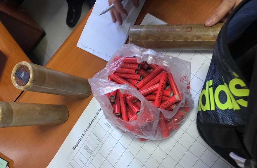 VIDEO/ Militantët e opozitës të “armatosur gjer në dhëmbë” me lëndë plasëse, policia shmang një tjetër incident të rëndë VIDEO/ Militantët e opozitës të “armatosur gjer në dhëmbë” me lëndë plasëse, policia shmang një tjetër incident të rëndë