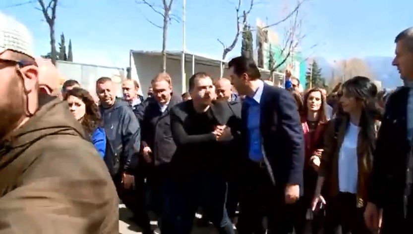 I përjashtuan motrën nga partia se nuk dogji mandatin, Kiri Hajdari i del sërish krah Bashës në protestë I përjashtuan motrën nga partia se nuk dogji mandatin, Kiri Hajdari i del sërish krah Bashës në protestë