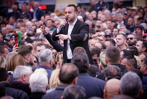 Krriçi Fahriut i drejtohet protestuesve: Ka ardhur koha të futemi në Parlament dhe t’i nxjerrim zvarrë Krriçi Fahriut i drejtohet protestuesve: Ka ardhur koha të futemi në Parlament dhe t’i nxjerrim zvarrë