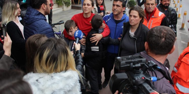 Fund i “lumtur” te “Petro Nini”! Familjarëve ju dhurohen dy shtëpi Fund i “lumtur” te “Petro Nini”! Familjarëve ju dhurohen dy shtëpi