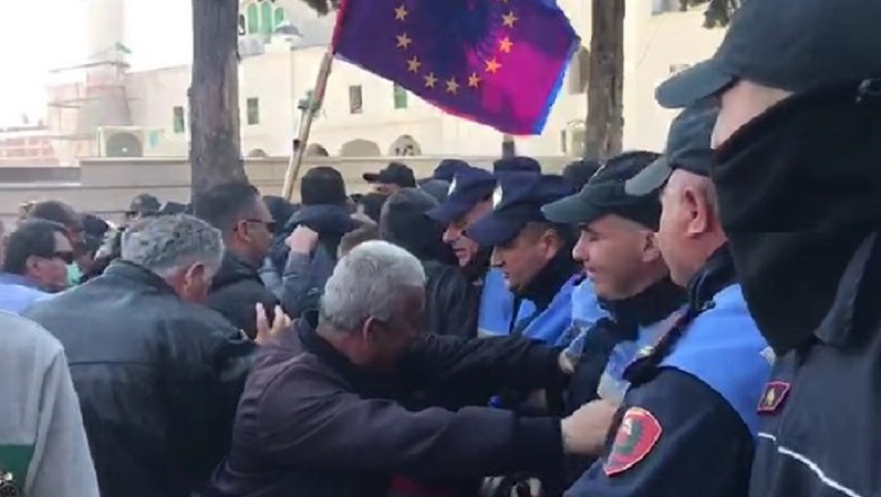 Kryemadhi nxit protestuesit të d.hunojnë institucionet dhe policinë, turma vërshon mbi kordonin e punonjësve të rendit Kryemadhi nxit protestuesit të d.hunojnë institucionet dhe policinë, turma vërshon mbi kordonin e punonjësve të rendit