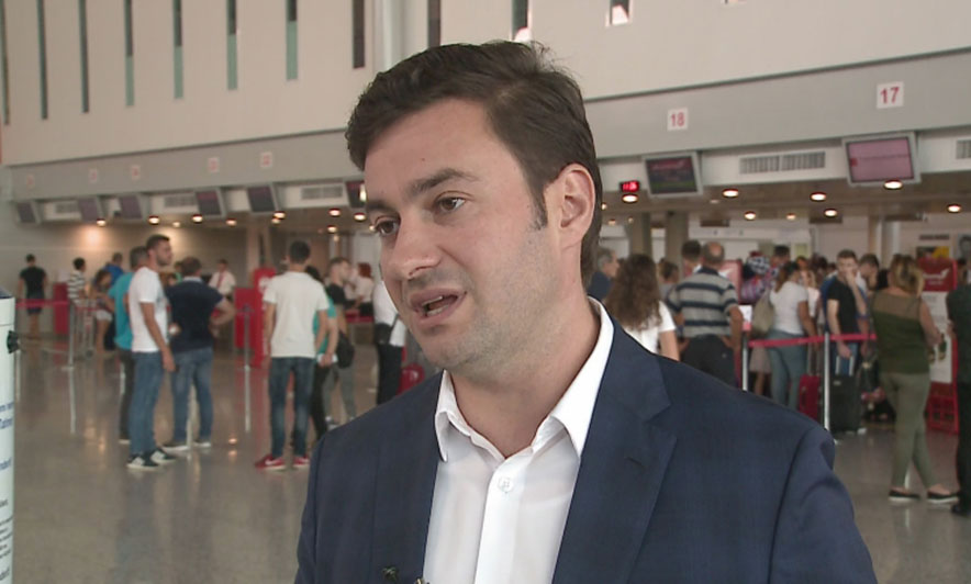 Certifikohet “Air Albania”, drejtori i Aviacionit Civil Krislen Keri u mbyll gojën të gjithë “smirushëve”: Ja aeroportet ku do të operojë! Certifikohet “Air Albania”, drejtori i Aviacionit Civil Krislen Keri u mbyll gojën të gjithë “smirushëve”: Ja aeroportet ku do të operojë!