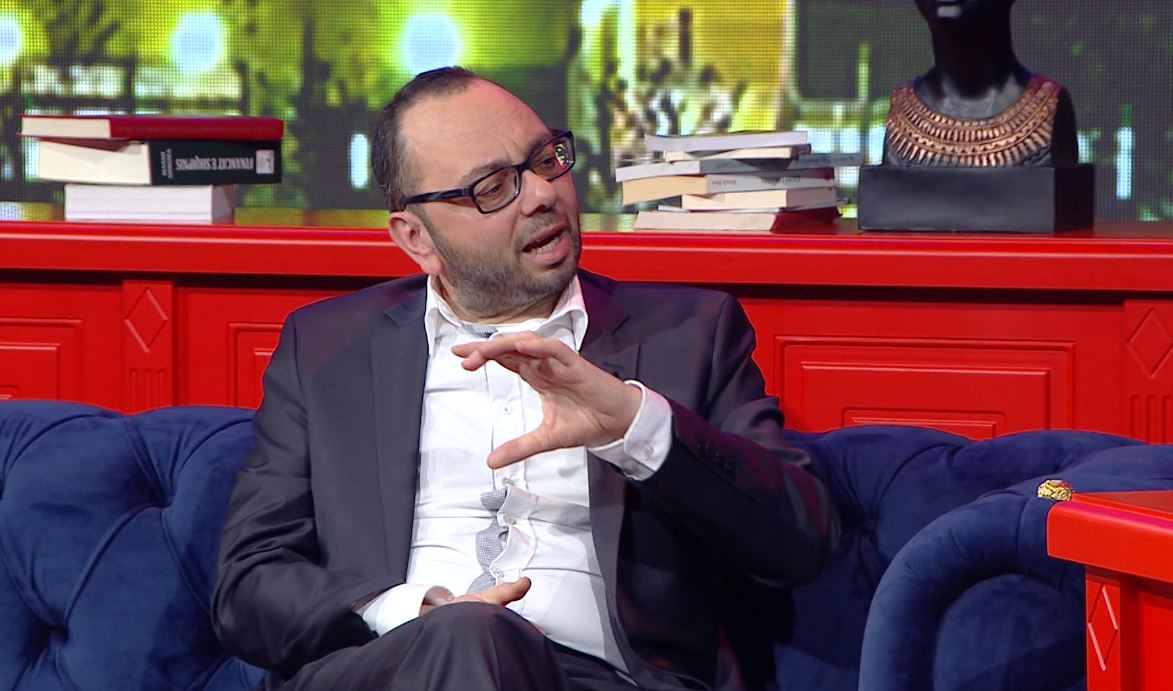 Erion Kristo: Për çfarë pedagogësh flisni?! Studentet i’a lënë pedagogëve për një 5(pesë) Erion Kristo: Për çfarë pedagogësh flisni?! Studentet i’a lënë pedagogëve për një 5(pesë)