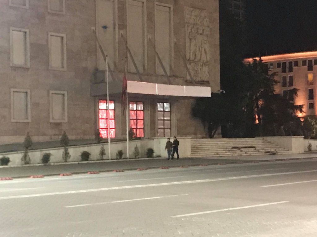 Befason Edi Rama, heq skelën mbrojtëse para Kryeministrisë një ditë para protestës së PD-LSI Befason Edi Rama, heq skelën mbrojtëse para Kryeministrisë një ditë para protestës së PD-LSI