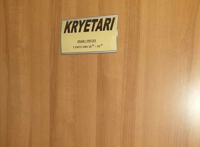 FOTO/ Jo vetëm Vora, edhe bashkia e Delvinës dhe Matit braktis zyrat dhe qytetarët për të marrë pjesë në protestën e opozitës FOTO/ Jo vetëm Vora, edhe bashkia e Delvinës dhe Matit braktis zyrat dhe qytetarët për të marrë pjesë në protestën e opozitës