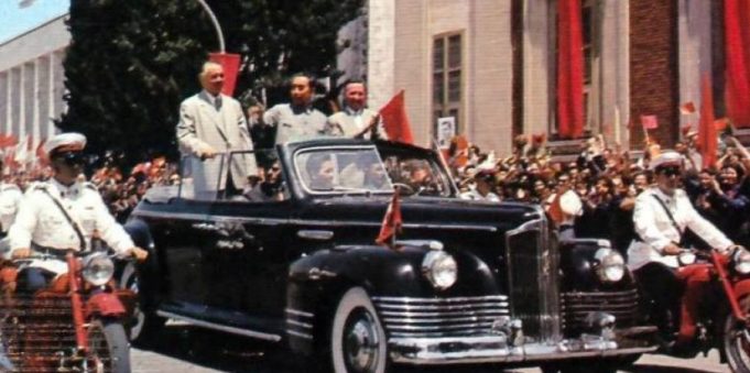Makinat me të cilët udhëtonte Enveri Ja historia e “Mercedes 600”! (Foto) Makinat me të cilët udhëtonte Enveri Ja historia e “Mercedes 600”! (Foto)