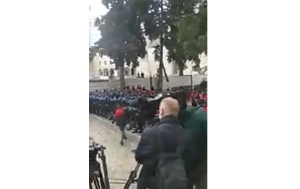 VIDEO/ Militanti i dehur i PD-së kërkon të çajë kordonin e policisë me shkop në dorë, po mezi e mbajnë këmbët dhe e hedh drejt parlamentit VIDEO/ Militanti i dehur i PD-së kërkon të çajë kordonin e policisë me shkop në dorë, po mezi e mbajnë këmbët dhe e hedh drejt parlamentit