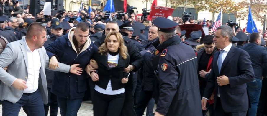 Monika qënka e “këputur” nga varfëria: “Rilindja” na ka vendosur taksa të tmerrshme për 11 “halet'”, nuk kemi t’i paguajmë faturat! Monika qënka e “këputur” nga varfëria: “Rilindja” na ka vendosur taksa të tmerrshme për 11 “halet'”, nuk kemi t’i paguajmë faturat!