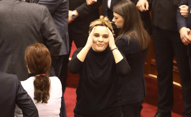 Ja pse duhet të protestoni sipas Monikës! Gafa e rëndë e saj tregon se ka probleme mendore! Ja pse duhet të protestoni sipas Monikës! Gafa e rëndë e saj tregon se ka probleme mendore!