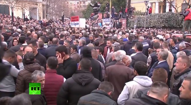 VIDEO/ Asnjë media tjetër ndërkombëtare nuk e transmeton, televizioni i Putinit lidhje direkte me protestën e opozitës para Kuvendit VIDEO/ Asnjë media tjetër ndërkombëtare nuk e transmeton, televizioni i Putinit lidhje direkte me protestën e opozitës para Kuvendit