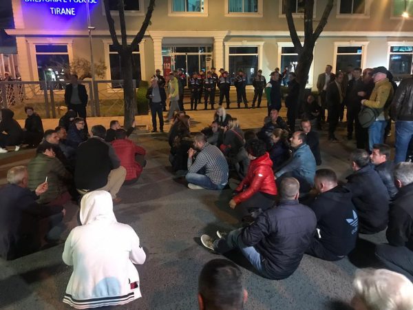Tensione tek Drejtoria e Policisë, paralajmërojnë protestuesit Tensione tek Drejtoria e Policisë, paralajmërojnë protestuesit