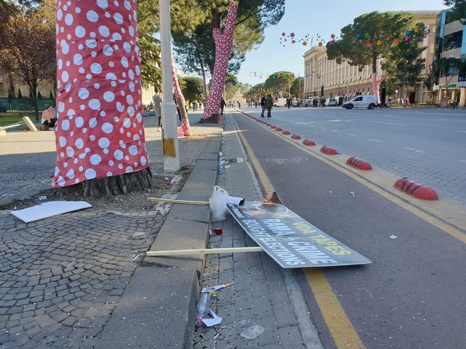FOTOT/ Pemë të djegura, kosha të shkatërruar, hekura të deformuar dhe mbeturina! Ja çfarë “dhurate” i bëri Tiranës protesta e opozitës FOTOT/ Pemë të djegura, kosha të shkatërruar, hekura të deformuar dhe mbeturina! Ja çfarë “dhurate” i bëri Tiranës protesta e opozitës