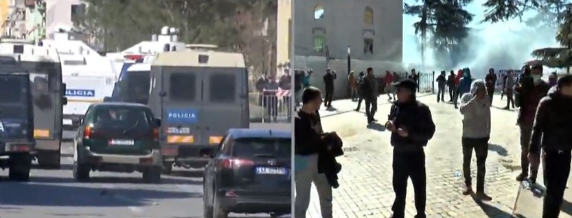 Protestuesit çajnë korndonin e policisë para parlamentit dhe thyejnë trahun, qëllojnë me gur dhe lëndojnë një polic Protestuesit çajnë korndonin e policisë para parlamentit dhe thyejnë trahun, qëllojnë me gur dhe lëndojnë një polic