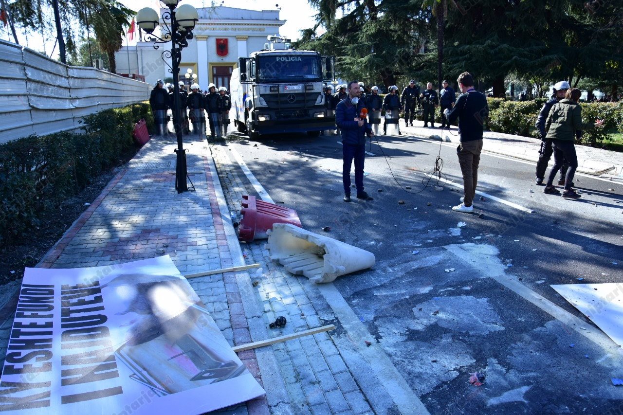 Protesta, policia: Po identifikojmë personat që ushtruan akte të paligjshme Protesta, policia: Po identifikojmë personat që ushtruan akte të paligjshme