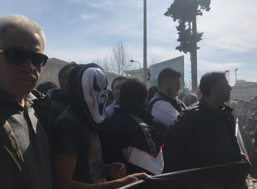 Policia thirrje me megafon sekretarit të PD Gazmend Bardhi: Largo nga protesta personat e maskuar Policia thirrje me megafon sekretarit të PD Gazmend Bardhi: Largo nga protesta personat e maskuar