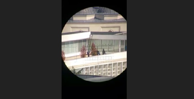 VIDEO/ Militantët e PD godasin forcat e rendit me gurë nga tarraca e selisë blu VIDEO/ Militantët e PD godasin forcat e rendit me gurë nga tarraca e selisë blu