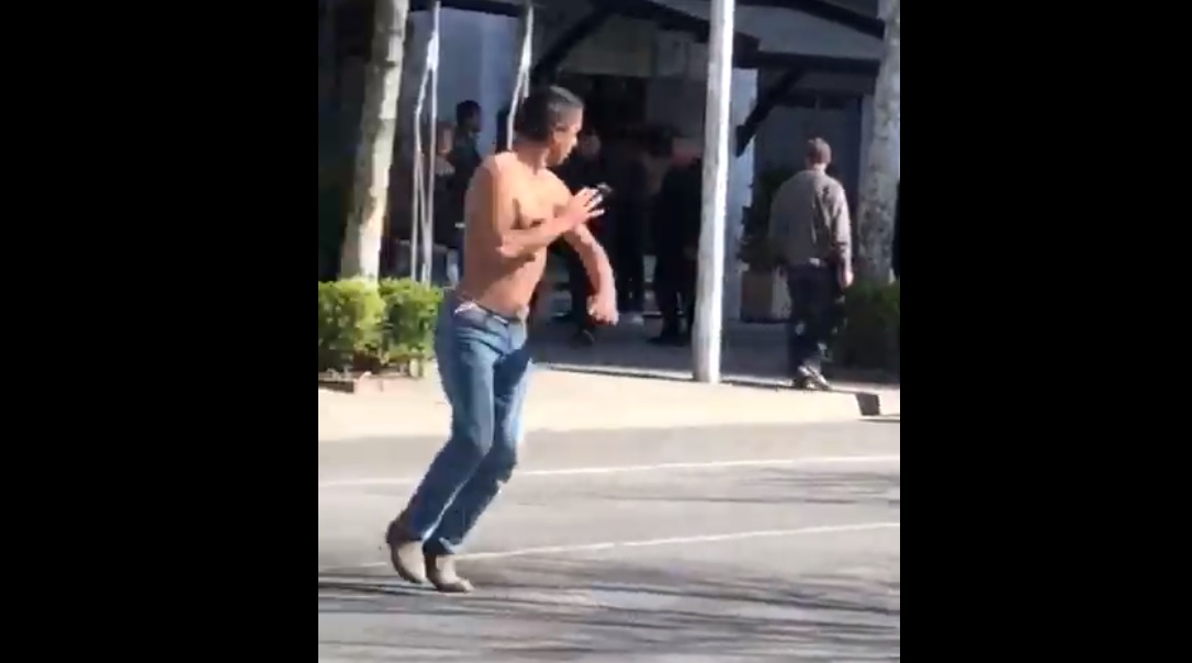 VIDEO/ Djali i karates heq bluzen dhe sfidon largimin e Ramës me një performancë epike… ta ketë udhëzuar Basha?! VIDEO/ Djali i karates heq bluzen dhe sfidon largimin e Ramës me një performancë epike… ta ketë udhëzuar Basha?!