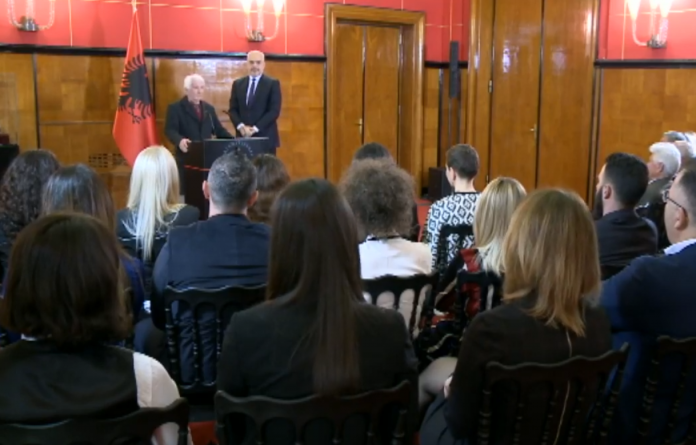 Certifikatë mirënjohje për mësuesit në pension me rastin e 7 marsit Certifikatë mirënjohje për mësuesit në pension me rastin e 7 marsit