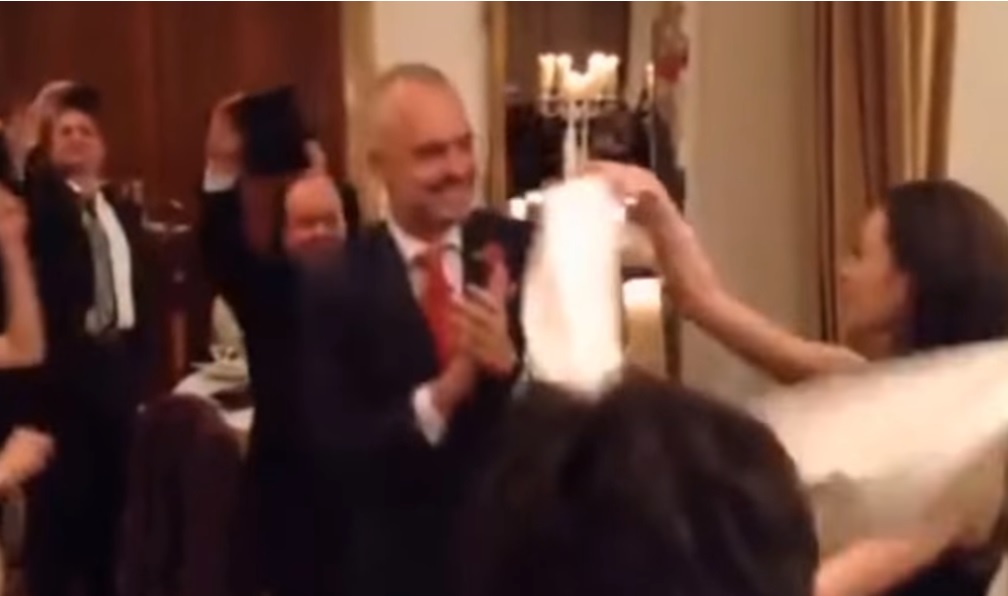 VIDEO/ Momenti kur Rama ja merr valles me gratë e Fierit: Rrofshin gratë, rrofshit ju, pa ju ne jemi kot! VIDEO/ Momenti kur Rama ja merr valles me gratë e Fierit: Rrofshin gratë, rrofshit ju, pa ju ne jemi kot!