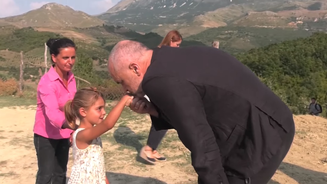 Vogëlushi takon Edi Ramën: Shikoni reagimi epik , “të kam parë në….” (Video) Vogëlushi takon Edi Ramën: Shikoni reagimi epik , “të kam parë në….” (Video)